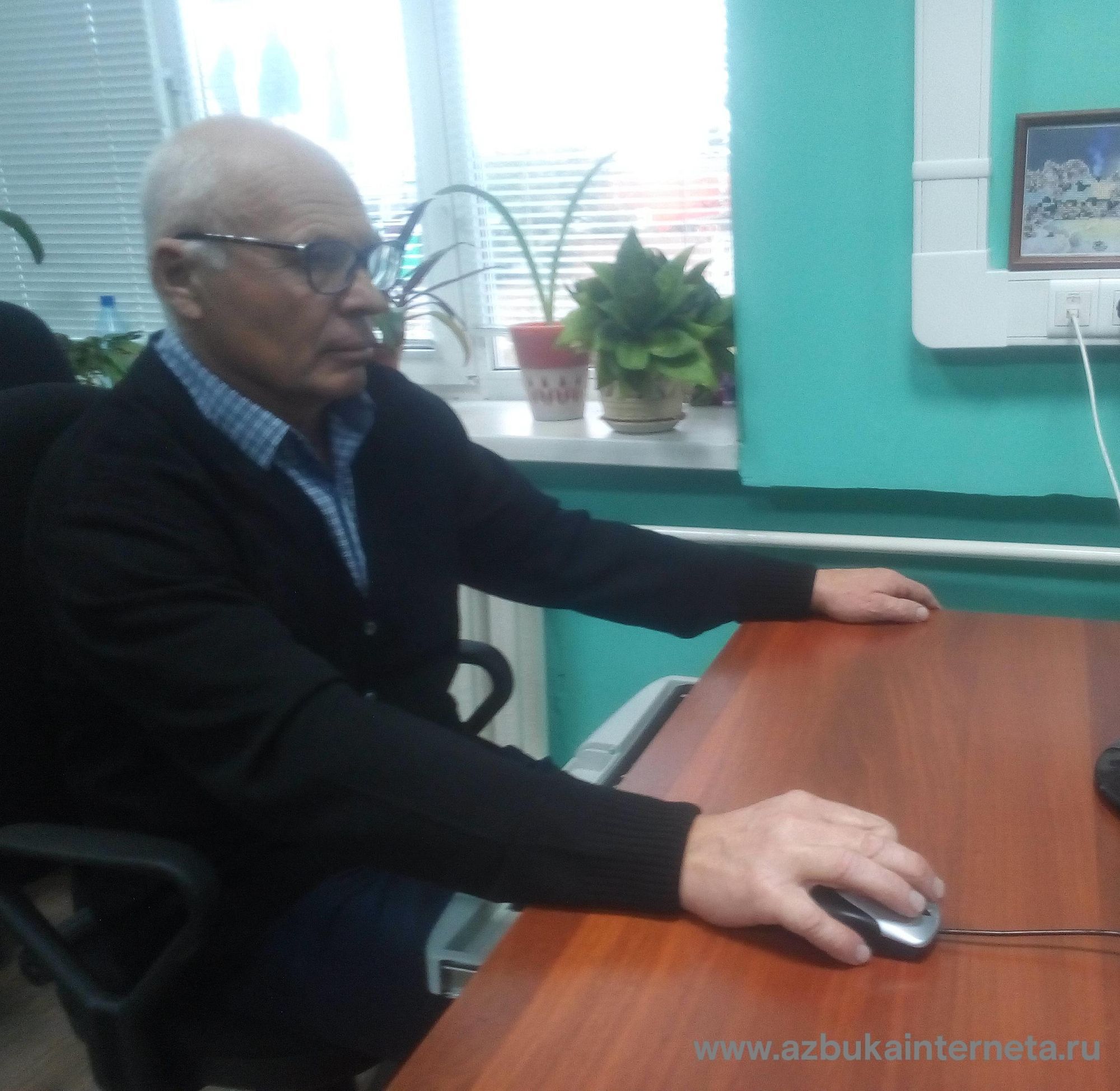 Pechenegin V.P. za kompyuterom watermark