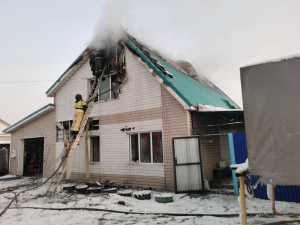 В Усть-Абакане устанавливают причину пожара в жилом доме