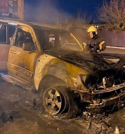 Машины горели на парковке в Абакане