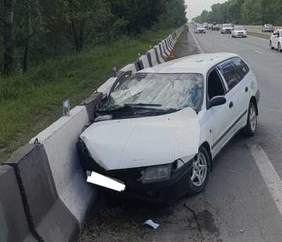 На трассе из Абакана в Минусинск водитель таранил ограждение