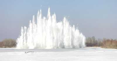 Лед на реке Абакан рыхлят взрывами
