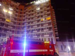 Огнеборцы эвакуировали 63 человека на пожаре в гостинице Абакана