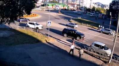 Четырехлетний ребенок выбежал под колеса авто в Саяногорске
