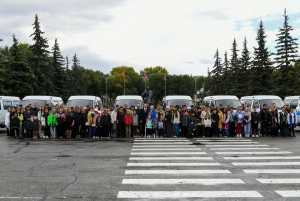 Ключи от микроавтобусов вручили многодетным семьям Хакасии