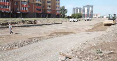 Дорожные рабочие отсыпают новый участок улицы Кирова