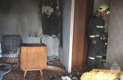 Из горящей квартиры в Абакане пожарные спасли трёх человек