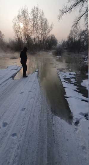 На реке Абакан вода пошла поверх льда