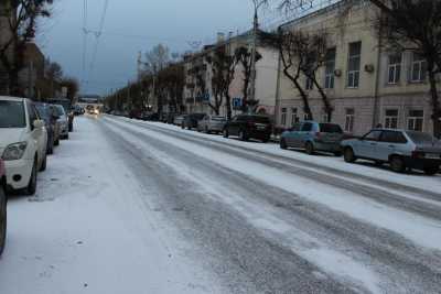 Снегоуборочная техника с утра вышла на городские улицы