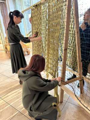 Помощь каждого важна: маскировочные сети плетут в музее