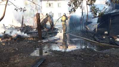 В Абакане во дворе дома тушили крупный пожар